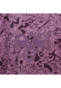 Lila tyg med ett tätt mönster av svarta tecknade figurer och former, med ett centralt grafiskt designelement i en mörkare lila nyans.