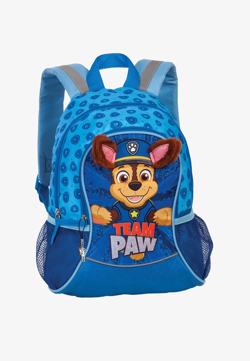 Sac à dos enfant bleu avec un chien dessin animé en uniforme de police, oreilles en peluche, motif empreintes de pattes et texte "TEAM PAW" sur la poche avant.