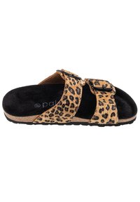 Pantofole in stampa leopardata con due fibbie nere, fasce testurizzate color sabbia e una soletta in suede nera. Suola intermedia in sughero con una suola esterna nera testurizzata.