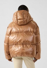 Chaqueta acolchada marrón con acabado brillante, que cuenta con capucha y secciones acolchadas horizontales. La tela es lisa con un relleno voluminoso.