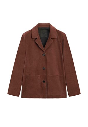 Veste en daim marron avec col cranté, fermeture boutonnée sur le devant et deux grandes poches plaquées. Texture lisse et design ajusté.