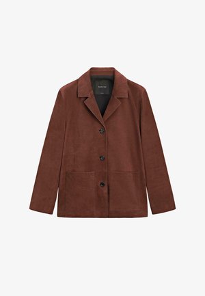 Veste en daim marron avec col cranté, fermeture boutonnée sur le devant et deux grandes poches plaquées. Texture lisse et design ajusté.