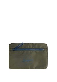 Cartera de nylon verde oliva con un zipper azul, con un logo circular y costuras decorativas, forma rectangular y textura suave.