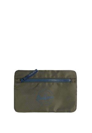 Cartera de nylon verde oliva con un zipper azul, con un logo circular y costuras decorativas, forma rectangular y textura suave.