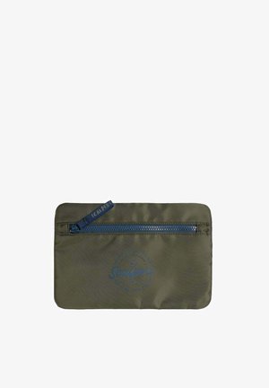 Pochette en nylon vert olive avec une fermeture éclair bleue, ornée d'un logo circulaire et de coutures décoratives, de forme rectangulaire avec une texture lisse.