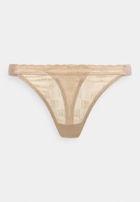 String beige en dentelle avec panneaux en mesh transparent et motif de texte répétitif subtil, doté d'une bordure en dentelle festonnée sur la ceinture.