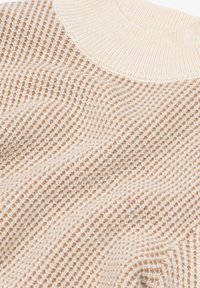Sweter dzianinowy w odcieniach kremu i beżu, z teksturowanym wzorem, żeberkowym dekoltem w okrąg i miękkim, otwartym splotem.