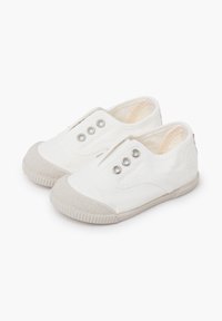 Weiße Leinenschlupfschuhe mit einer Gummisocke und einer strukturierten grauen Sohle. Verfügt über drei silberne Ösen und ein weiches Innenfutter.
