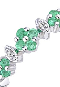 Sudraba rokassprādze, kas izgaismota ar zaļiem dārgakmeņiem un caurspīdīgām kristāla detaļām. Dizainā ir iekļautas apaļas un marquise formas akmeņu kombinācijas kopā ar pulētiem akcentiem.