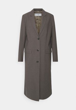 Cappotto lungo grigio, sartoriale, con un singolo bottone frontale, due tasche laterali e una fodera interna decorata. Spalle strutturate e taglio diritto.