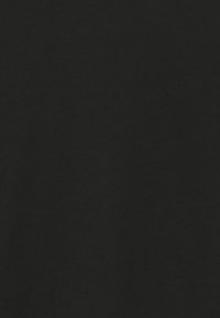 Svart tyg med en slät, matt yta som visar en konsekvent färg utan mönster eller dekorationer. Lämplig för olika användningsområden.