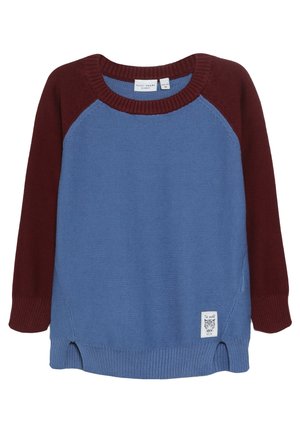 Sweter z dzianiny z długim rękawem, niebieskim tułowiem i ciemnoczerwonymi rękawami, okrągłym dekoltem, ściągaczami na rękawach i dole oraz małą naszywką ze zwierzęciem przy dole.