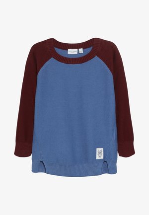 Pull en maille à manches longues avec corps bleu et manches rouge foncé, col rond, poignets et ourlet côtelés, et petit patch animal près de l'ourlet.