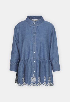 Denimhemd mit Kragen, Knopfleiste, 3/4-Ärmeln, ausgestelltem Saum und weißen gestickten Spitzenverzierungen am unteren Rand.