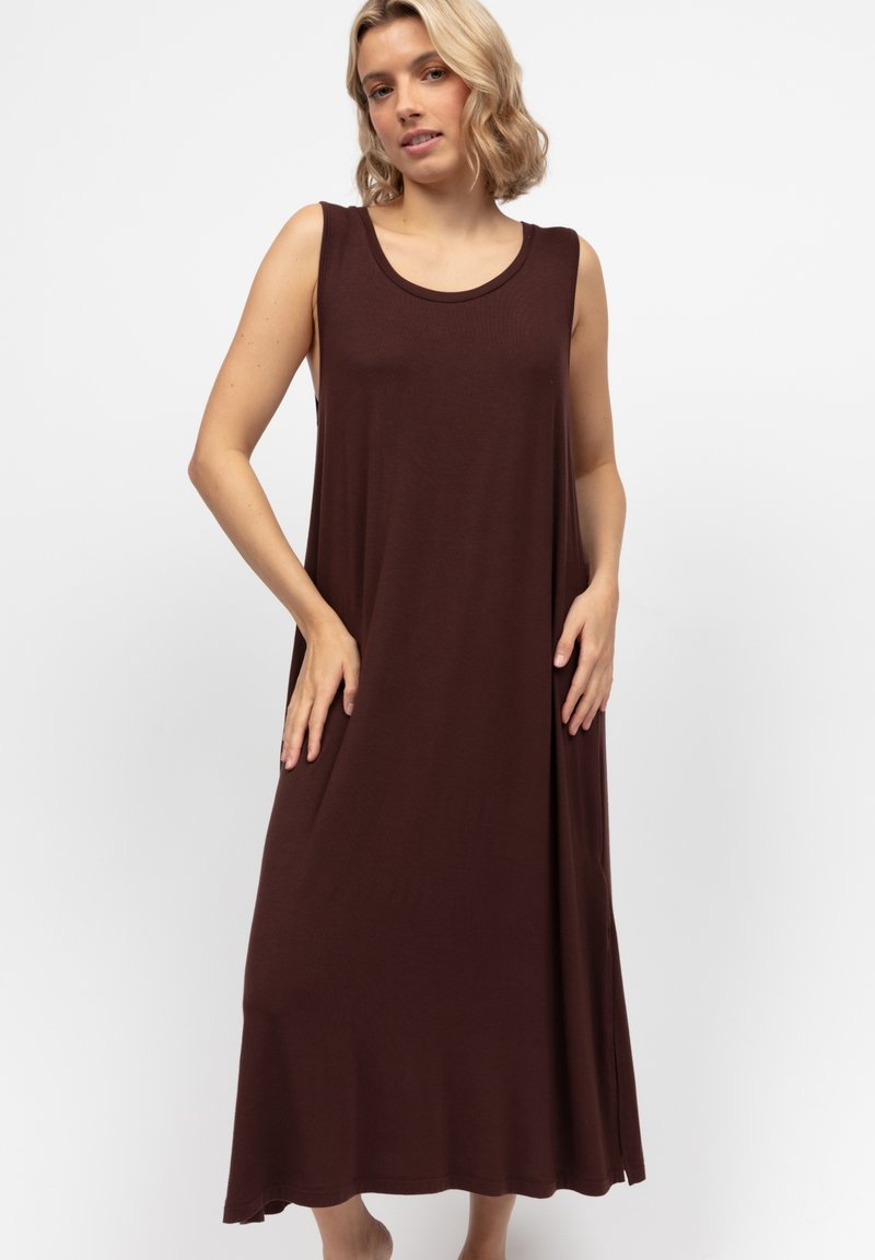 Vestido midi sin mangas de color marrón con escote redondo, corte holgado y textura suave, que llega a media pantorrilla. No hay patrones ni elementos metálicos visibles.
