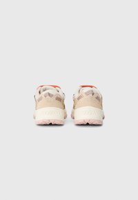 Beige Sportschuhe mit einem strukturierten Obermaterial, pinker Außensohle und orangefarbenen Akzenten. Verfügt über einen gepolsterten Kragen und ein Schnürsystem zur Unterstützung.