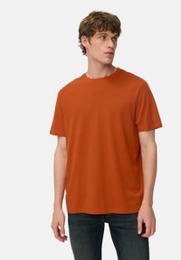 Bæredygtig orange bomulds T-shirt med klassisk rund hals og korte ærmer, med et diskret logo på venstre bryst.