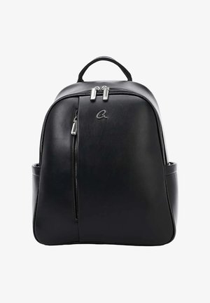 Zaino in pelle nera con maniglia superiore, tasca frontale con cerniera verticale, due cursori a cerniera argentati e piccolo logo sul pannello frontale.