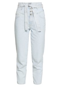 Ljusa blå jeansbyxor med midjebälte, femknappars gylf och avsmalnande ben. Har framfickor och en mjuk, slät textur.