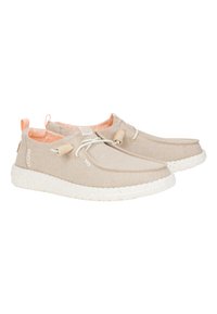 Scarpe in tela beige con suole macchiate di bianco, interno arancione e lacci chiari. Presentano un design minimalista e accenti sottili.