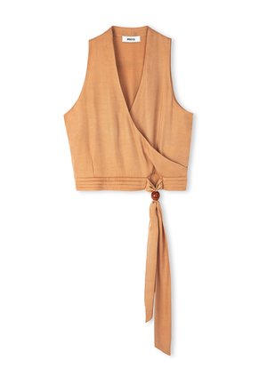 Top court de style wrap en tissu doux couleur tan. Il dispose d'un décolleté en V, d'un design sans manches, d'un nœud sur le côté avec un accent en bois, et d'un détail de ourlet plissé.