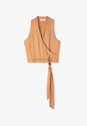 Top w stylu wrap, skrócony, w miękkim odcieniu brązowym. Posiada dekolt w serek, bez rękawów, wiązanie z boku z drewnianym akcentem oraz plisowany detal na hemie.