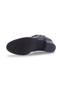 Bottines noires en cuir texturé, avec un bout arrondi et un talon bas et robuste. La semelle extérieure présente un motif en relief pour une meilleure traction.