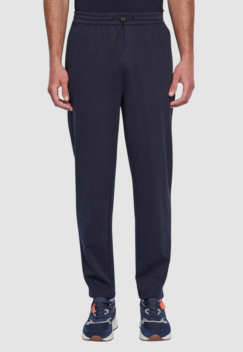 Pantaloni jogger blu navy con vita elastica e coulisse, dotati di tasche laterali e design con gamba affusolata. Tessuto morbido ed elastico.
