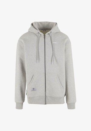 Siva zip-up dukserica izrađena od mekog materijala. Ima kapuljaču s vrpcom, dva prednja džepa, rebraste manžete i brendirani logo na prsima.
