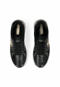 Sneakers in pelle nera con dettagli dorati del logo, lacci neri e suole in gomma bianca, viste dall'alto su uno sfondo bianco.