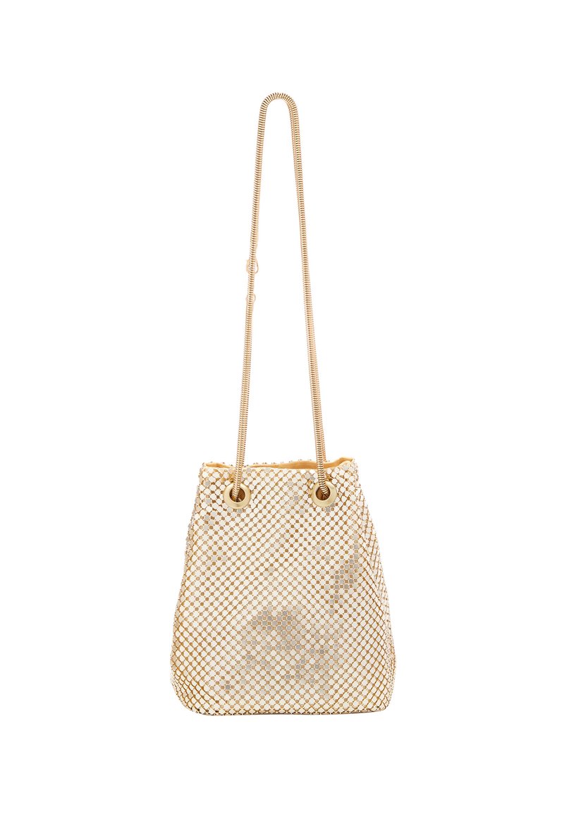 Beige mesh emmer tas met gouden accenten, met een trekkoordsluiting en lange, dunne metalen kettingbanden. Horizontaal diamantenpatroon.