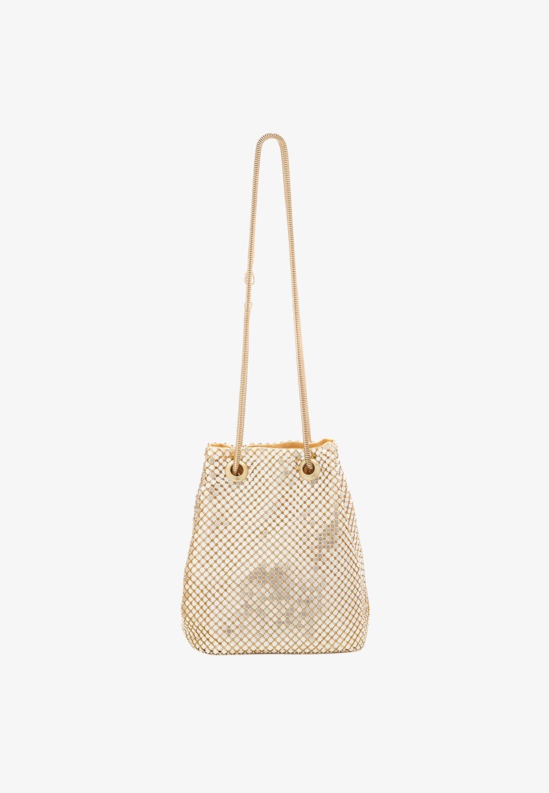 Beige Netz-Eimer-Handtasche mit goldenen Akzenten, ausgestattet mit einem Kordelzugverschluss und langen, dünnen metallischen Kettenriemen. Horizontaler Rautenmuster.