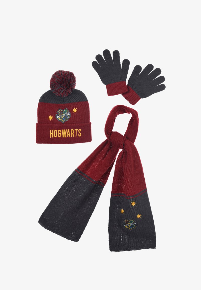 Gorro de punto rojo y gris con pompón, guantes a juego y bufanda que presenta el logo de Hogwarts y detalles de estrellas. Textura suave, diseño cálido.