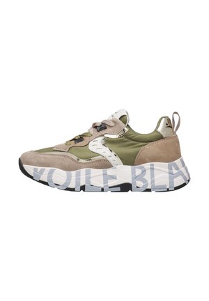 Low-Top Sneaker mit grünem Stoff und beigen Wildlederpaneelen, weißer Zwischensohle mit grauem Text und grünen Schnürsenkeln.