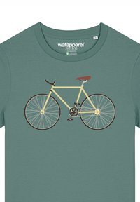 Grafische t-shirt in teal met een geel fietsenontwerp met bruine accenten, waaronder wielen, handvatten en een zadel.