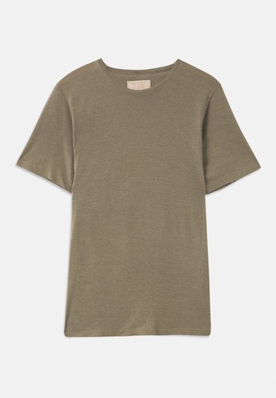 T-shirt de manga curta verde oliva com decote redondo, feito de tecido macio. Apresenta uma bainha reta e sem padrões ou detalhes visíveis.