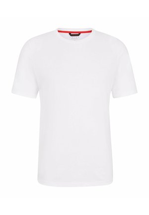 Camiseta blanca de manga corta con cuello redondo, combinada con pantalones cortos ajustados negros. Modelo con zapatillas deportivas negras. Diseño sencillo y casual.