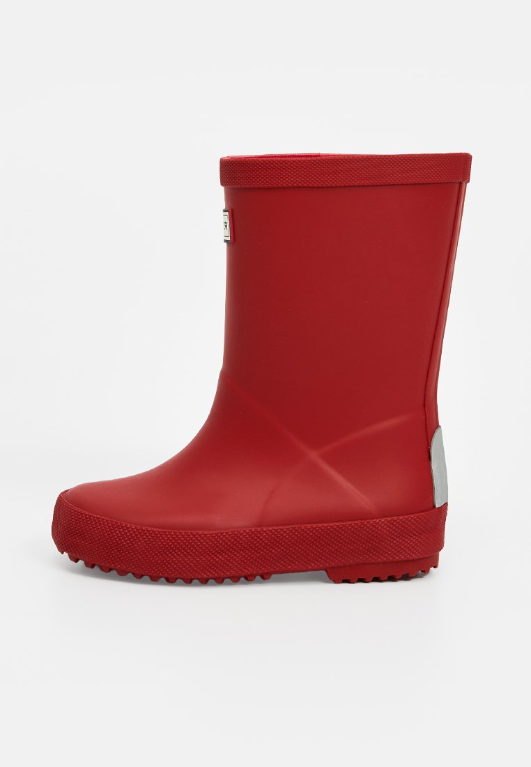Bota de lluvia roja de goma impermeable con suela texturizada, altura a media pantorrilla y pequeña superficie reflectante en el talón.
