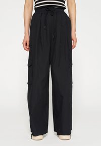 Zwarte cargo broek met een wijde pasvorm, elastische tailleband, trekkoordsluiting en zijzakken; lichtgewicht stof met een gladde textuur.