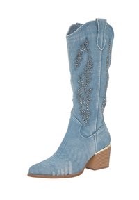 Jasnoniebieski dżinsowy kowbojski but z ostro zakończonym noskiem, dekoracyjnym wzorem z srebrnych koralików i średniej wysokości, złożonym obcasem. Teksturowana powierzchnia.