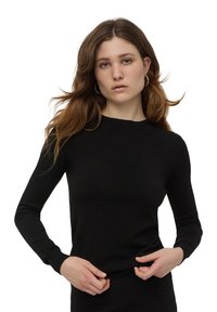 Maglione nero a maniche lunghe con scollatura rotonda. Realizzato in tessuto morbido, presenta polsini e orlo a coste che offrono una silhouette aderente.