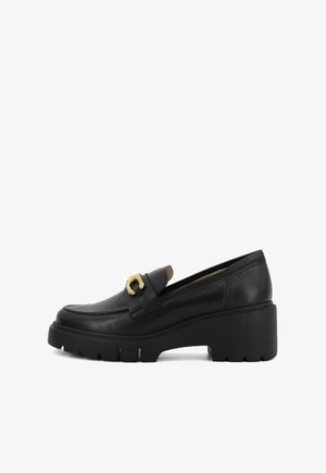 Mocassino in pelle nera con suola spessa, caratterizzato da un aggiunta di fibbia dorata e una texture liscia. Il design è elegante con punta arrotondata.
