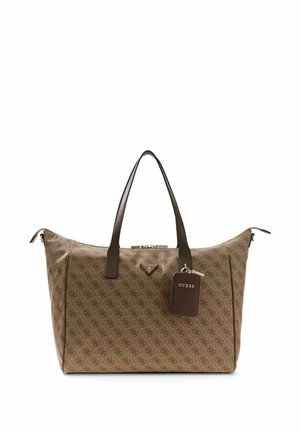 Bruine Guess totebag met een all-over logopatroon, twee donkerbruine handvatten en een bijpassende bagagelabel met Guess-merk.