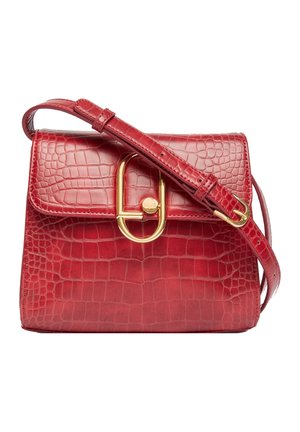 Sac à main en cuir rouge embossé crocodile avec fermoir ovale doré et bandoulière ajustable.