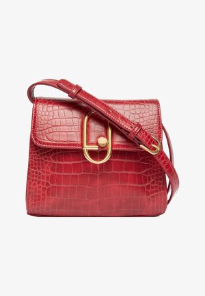 Sac à main en cuir rouge embossé crocodile avec fermoir ovale doré et bandoulière ajustable.