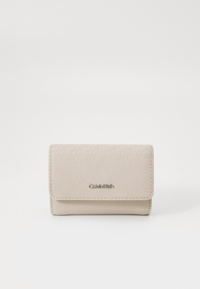Beige faux lærred lommebok med et preget geometrisk mønster, klaffelukking og detalj med metallisk logo på fremsiden.