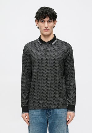 Polo a maniche lunghe nera con un motivo grigio ripetuto, colletto nero a tinta unita e accenti grigi a contrasto sui polsini.