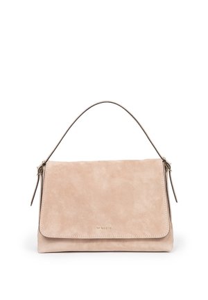 Beżowa zamszowa torebka z pojedynczym uchwytem u góry, zapięciem na klapę i subtelnym złotym logo na środku z przodu.