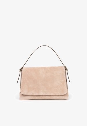 Beżowa zamszowa torebka z pojedynczym uchwytem u góry, zapięciem na klapę i subtelnym złotym logo na środku z przodu.