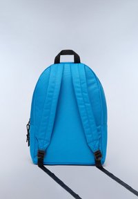 Zaino in tessuto blu con spallacci imbottiti, manico nero e dettagli con tasche con zip. Texture liscia, forma tondeggiante, design minimalista.